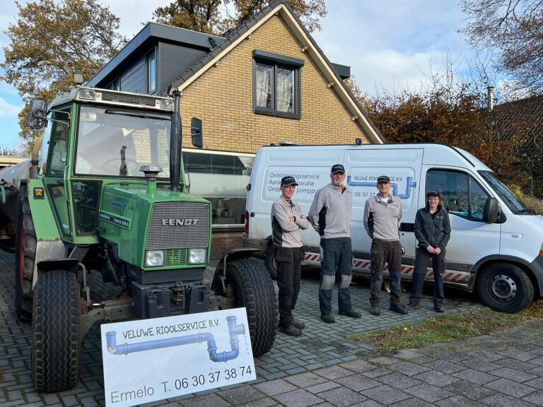 Servicebus van Veluwe Rioolservice onderweg